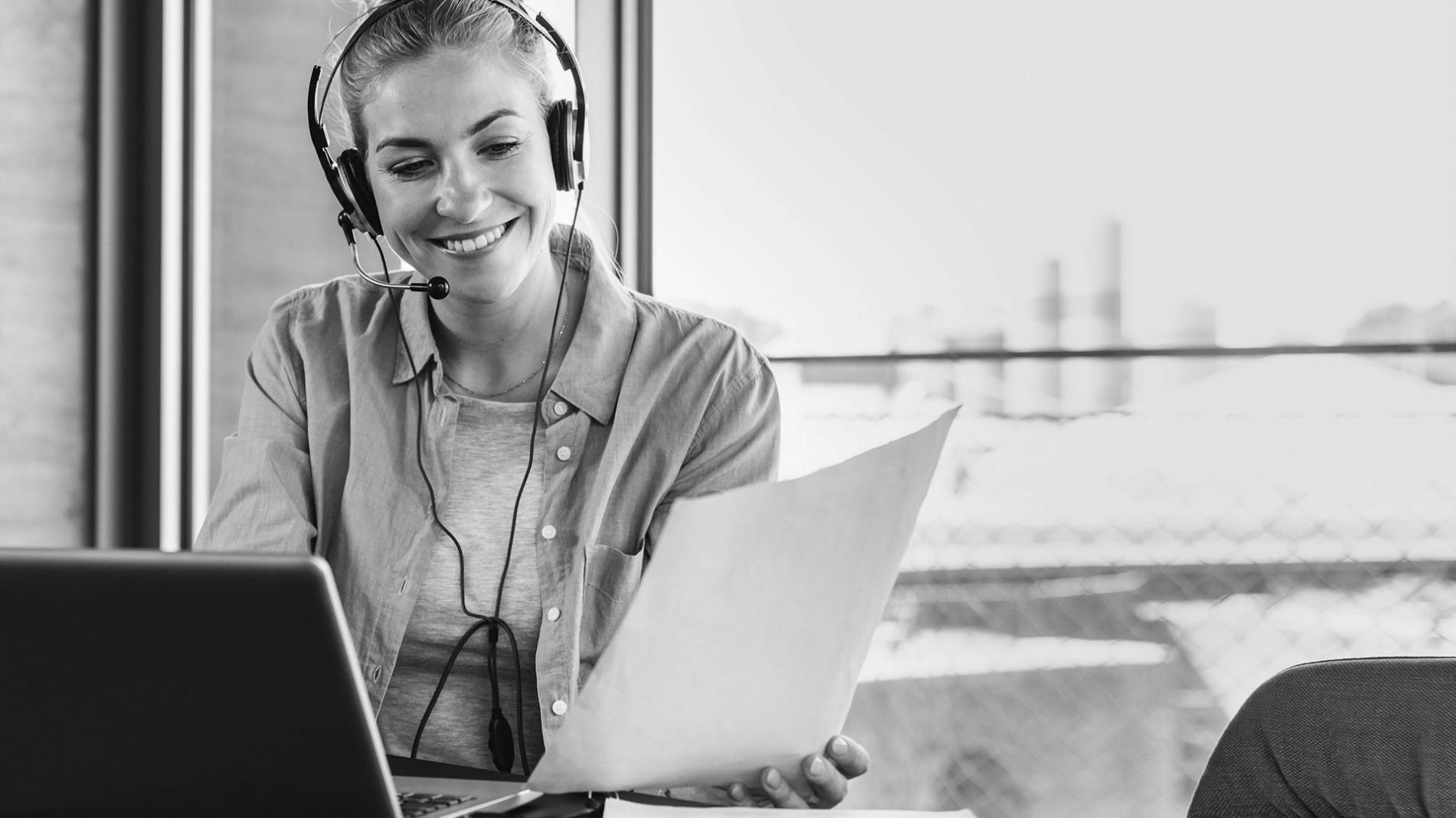 Dijital öğrenme platformunda çalışan bir kişi